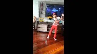 Criança de 5 anos dançando o clássico Over the Horizont da Samsung