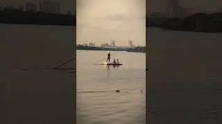sunehri shaam dalte saye kashti par sawaar manzil ki taraf jaate bache
