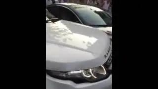 Una Mujer china con un Range Rover destroza un Jaguar XF mal estacionado. violencia conductores