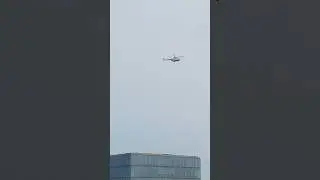 Helikopter nisko nad miastem
