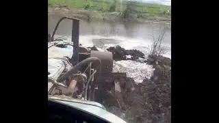 Дт-75 бульдозер толкаю землю