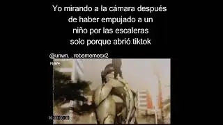 Yo mirando a la cámara después de empujar a un niño por las escaleras solo porque abrió tik tok