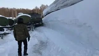 Военный КАМАЗ на цепях пробивается через 3 метра снега