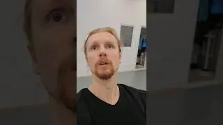 Он сделал мяу.. и поднял лапы! Что это было🤔