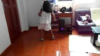 niña aprendiendo a bailar
