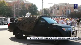 Передали ще два пікапи для наших захисників