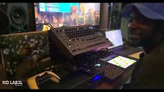 MAKING HIP HOP BEATS ON THE TR-1000. BEST DRUM MACHINE IN THE WORLD..... LOL