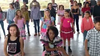Sophia dançando na festa junina 2023