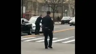В США полицейский не справился с мотоциклом. Реакция местных жителей была незамедлительной!