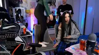 tenderly показывает попу