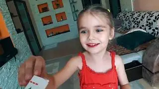 РЕБЕНОК ПОКРАСИЛ ЯЗЫК В СИНИЙ ЦВЕТ. ПРАНК НАД СЕСТРОЙ.