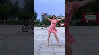 Уличная танцовщица Цинцин танцует под 