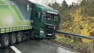 12.11.2019 - VN24 - Semitrailer truck hurls into guardrail on A45 near Dortmund