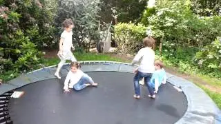 Milan, Faye, Pien und Levi auf dem Trampolin