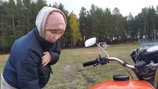 Учимся ездить на Иж Юпитер 5. Девочка первый раз села на мотоцикл. Мотоцикл СССР.