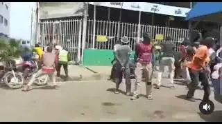 MAJAMBAZI WAVAMIA BENKI YA EQUITY KISUMU NCHINI KENYA WAONDOKA KAMA WATEJA