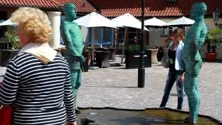 Писающие мальчики у входа в Музей Франца Кафки