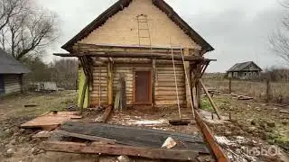 парень начал восстанавливать заброшенный участок с домом, покраска дома в серый цвет