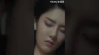 Seekor ular kecil diam-diam mendekati seorang gadis cantik! 