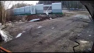 Пикап вылетел с дороги в шумозащитный экран на Алабушевской улице