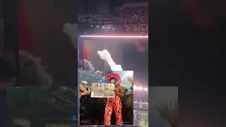 Harry styles reading fans sign ( Can I get YEE Hawww)