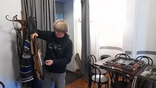 Člen kapely Bon Pari vystavuje na Kampě