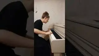 «Зима» - исполняет  Арина Пирятинская, 3 курс