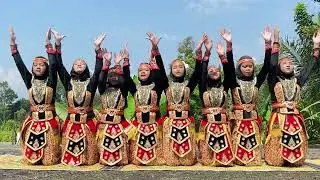 Persembahan Tari Saman dari siswi MA Mamba'ul Hisan Tempuran Magelang.