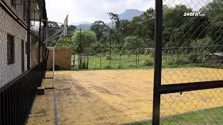Grupo di cliente femenino contento cu e trato ricibi n’e centro di rehabilitacion na Colombia