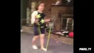 Прям между ног