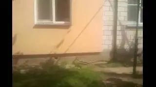 Удачно прыгнул на качели.