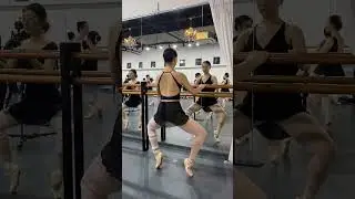 Who said adult dancers can’t do pointe? 💅💅