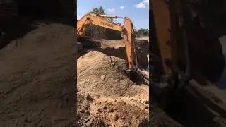 escavadeira retirando areia do rio.. galera do chapéu virado..
