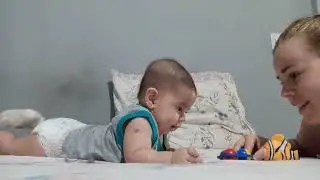 Alex AM treinando para engatinhar