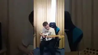Дима играет на гитаре