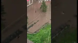 Машины тонут, но детвора радостно купается в ливневых потоках