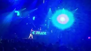 JE BROER SLAAT GAST VAN PODIUM!!!!