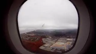 Самолёт Airbus A320 посадка сквозь облака