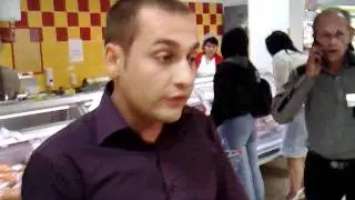 Охранник выгоняет из супермаркета