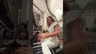 Playing Thousand years for 3 amazing girls 😍 #piano #music