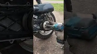 Remove the variator belt in 30 seconds. Scooter repair.