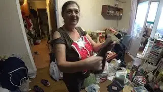 ПЕРЕБИРАЕМ ХЛАМ МАМЫ В КОМНАТЕ.. РАЗОБРАЛИ ПОЛКУ И ШКАФ