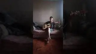 Поёт Илияс.