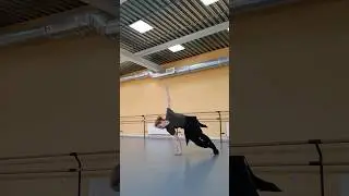 А так можете повторить? Уэнздей челлендж! Wednesday челлендж!