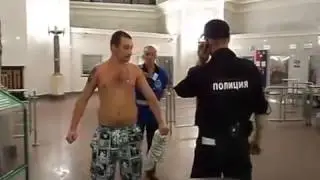 Пъяная гопота VS Мент!!