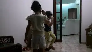 Provando sapatos de minha mãe.