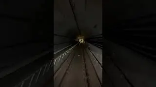 Andando em um trem automático do metrô de Budapeste