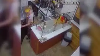 Мальчик вырвал ящик с пожертвованиями в свердловской шаурменной