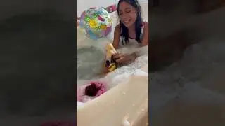 jugando en la bañera