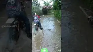 EMAK-EMAK MENUNGGU DIATAS JEMBATAN #shorts